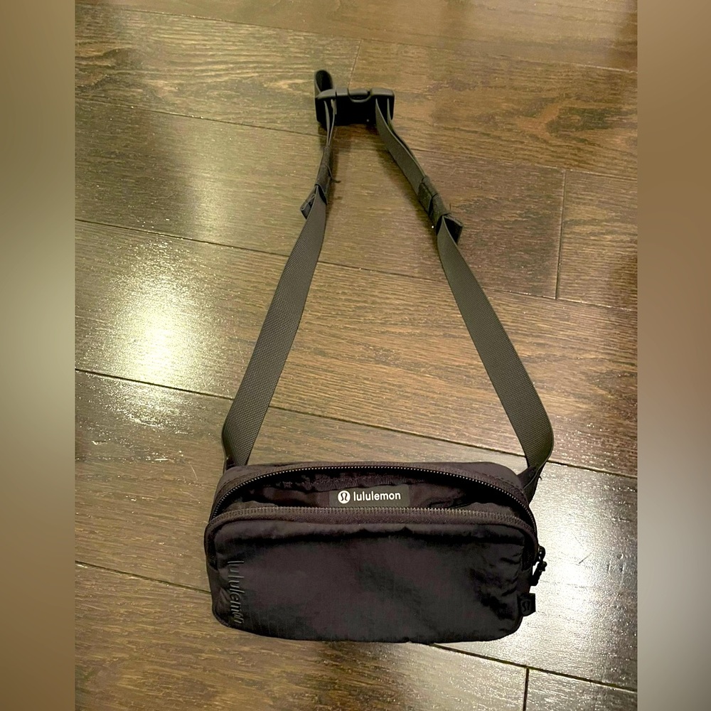 Black Lululemon Fanny pack